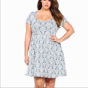 EUC TORRID PLUS SIZE 4 SKATER DRESS Ivory black Lace Print Gray Jacquard Knit